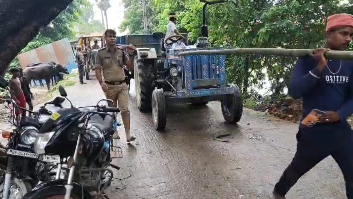 सारण के डीएसपी बाढ़ पीड़ितों के लिए बने मसीहा, राहत कार्यों में जुटे अधिकारी का वीडियो वायरल