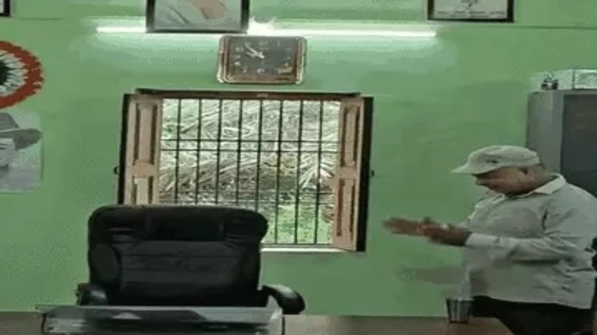 गंगाजल से कार्यालय का हेडमास्टर ने किया शुद्धिकरण, वीडियो वायरल होने पर डीईओ ने किया सस्पेंड