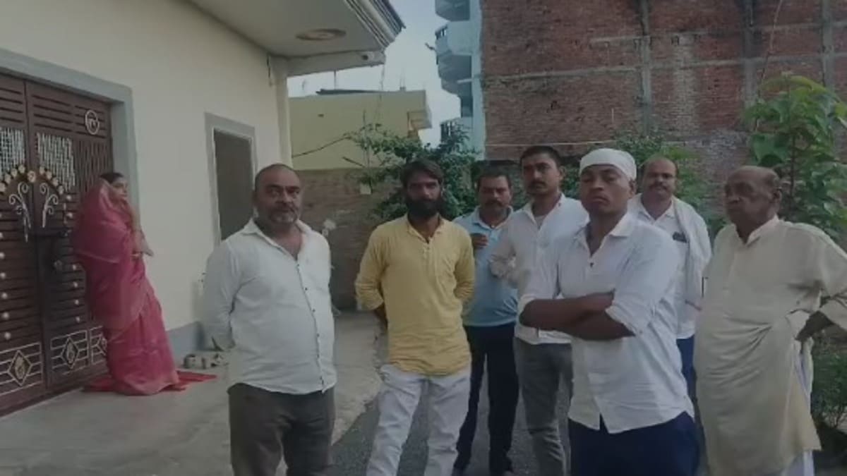 कैमूर में विदाई के बाद ससुराल वालों ने नहीं किया स्वागत, दरवाजे पर धरने पर बैठी नवविवाहिता