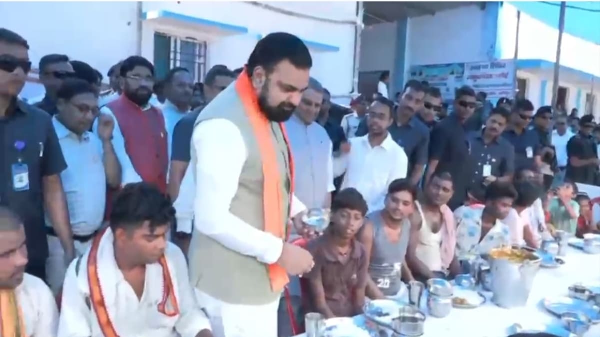 सीएम ने खुद परोसा खाना और बाढ़ पीड़ितों के साथ किया भोजन, अधिकारियों को दिए कड़े निर्देश