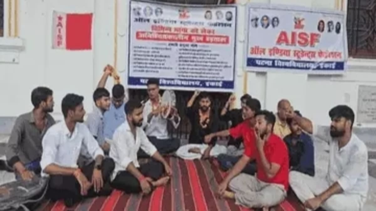 पटना यूनिवर्सिटी में गरमाया माहौल, 10 सूत्री मांगों को लेकर AISF के छात्र अनिश्चितकालीन भूख हड़ताल पर
