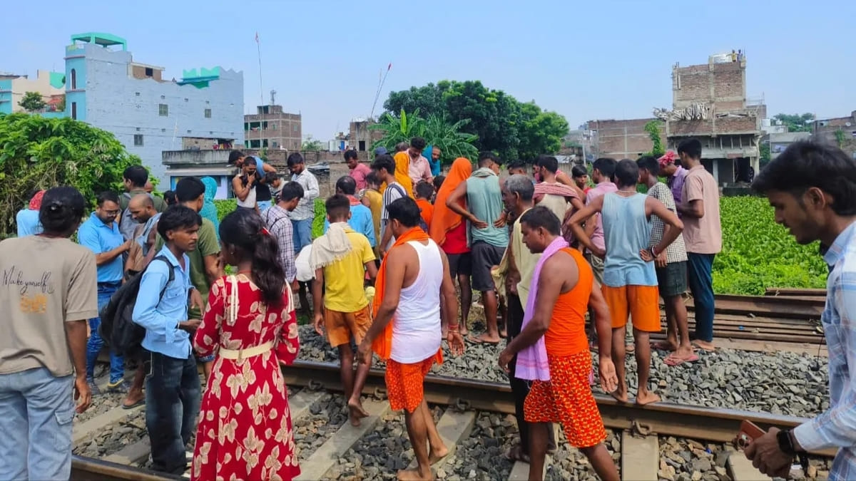अकबरनगर रेलवे स्टेशन के पास हादसा, ट्रेन की चपेट में आने से दंपती की मौत, मासूम बच्चा गंभीर रूप से घायल
