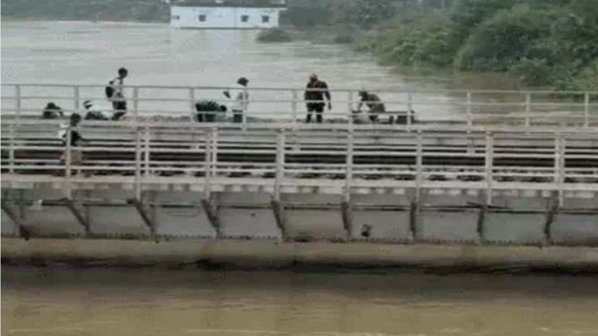 गया-पटना रेलखंड पर रेल का परिचालन ठप, पुनपुन नदी के बढ़ते जलस्तर से कई मेमू रद्द और एक्सप्रेस ट्रेनों के रूट डायवर्ट