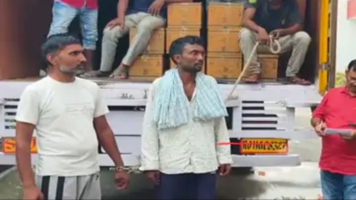 मुजफ्फरपुर में जूतों की आड़ में पकड़ी गई 50 लाख की अवैध शराब, हरियाणा के दो तस्कर गिरफ्तार
