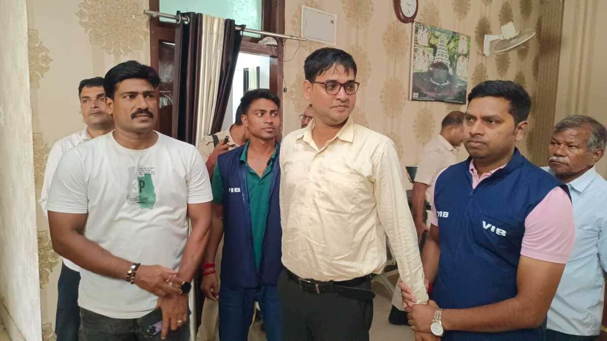 मनरेगा जेई अमन कुमार 20 हजार घूस लेते गिरफ्तार, निगरानी टीम ने होटल में दबोचा