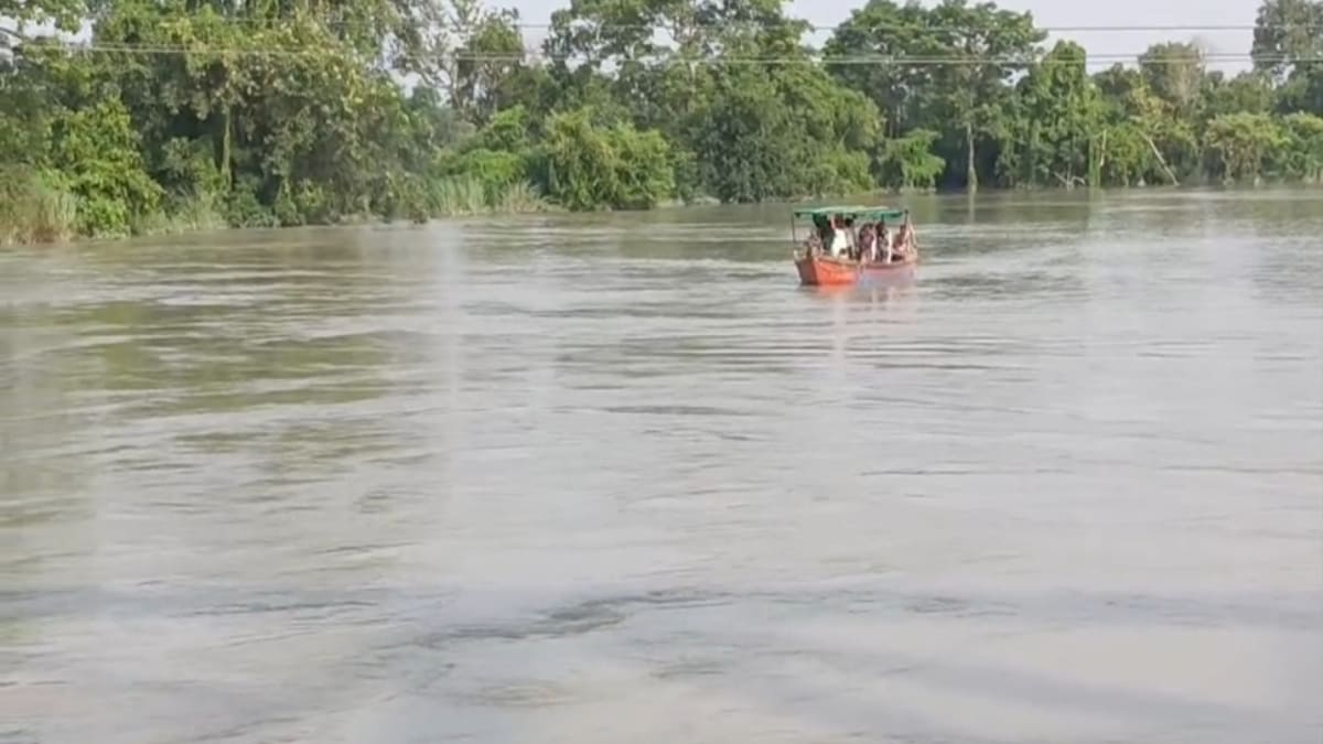 वैशाली नाव हादसा में महात्मा गांधी सेतु के पास डूबे 11 लोग,  SDRF का रेस्क्यू ऑपरेशन जारी