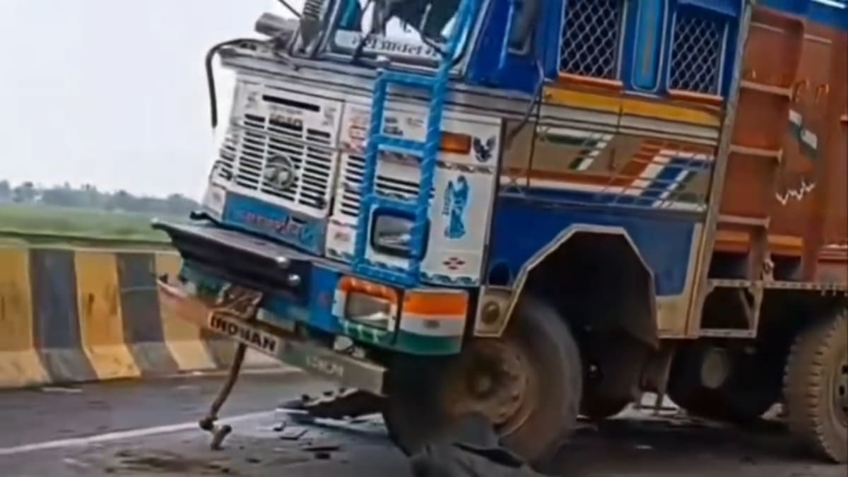 दो ट्रकों की आमने-सामने टक्कर, चालक और खलासी गंभीर रूप से जख्मी, अस्पताल में भर्ती