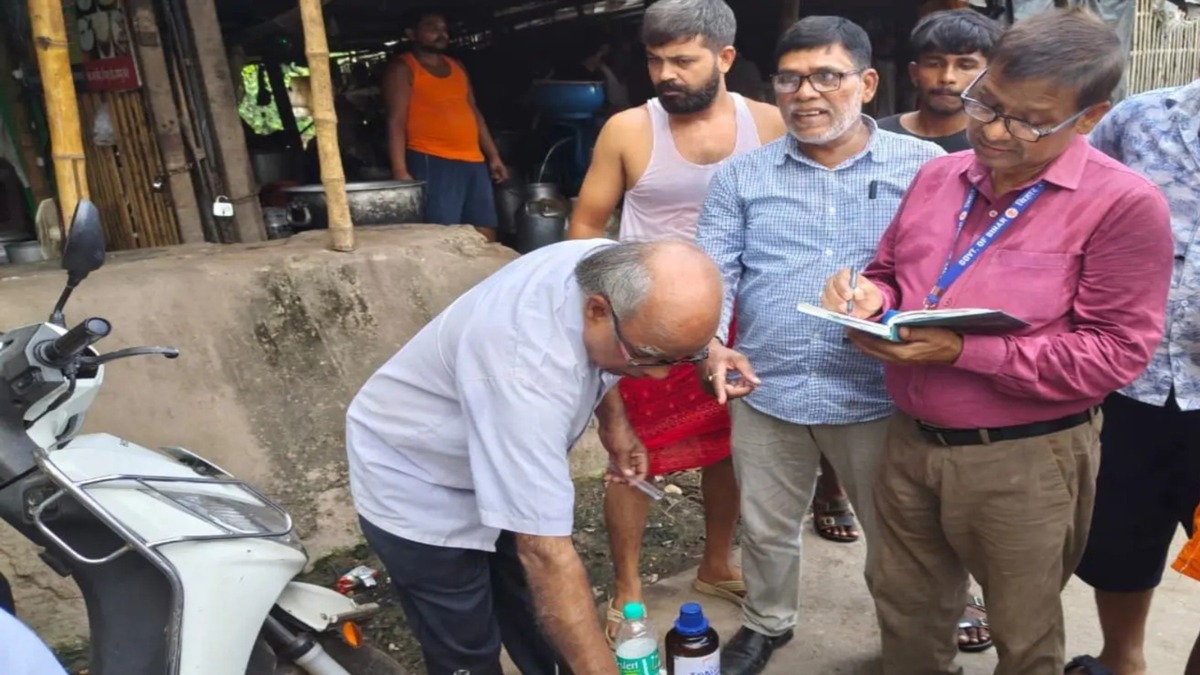 दूध को सड़ने से बचाने के लिए मिला रहे थे जहरीला रसायन, छापेमारी में 180 लीटर मिल्क नष्ट