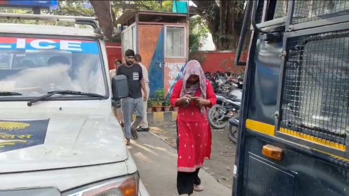 पटना जंक्शन पर प्रतियोगी छात्रा के बैग से मिली अंग्रेजी शराब, पुलिस के हत्थे चढ़ी युवती