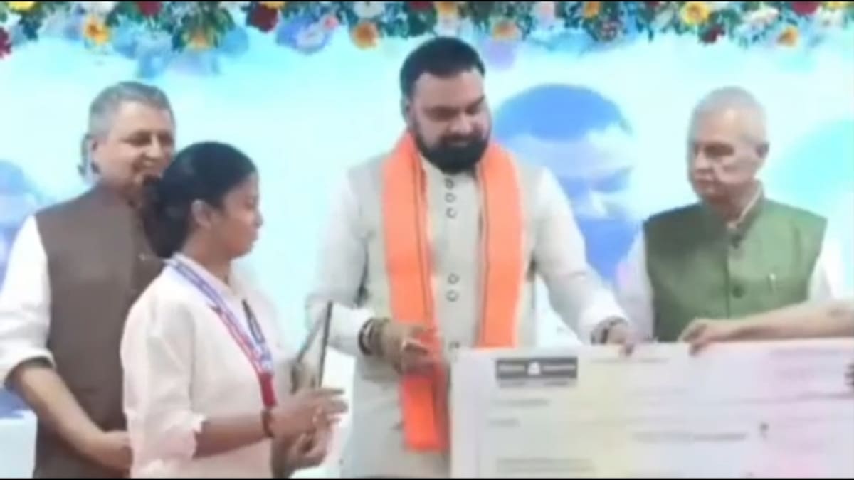 बिहार बोर्ड 2026 के टॉपर्स सम्मानित, सीएम ने छात्रों को दी पुरस्कार राशि और लैपटॉप