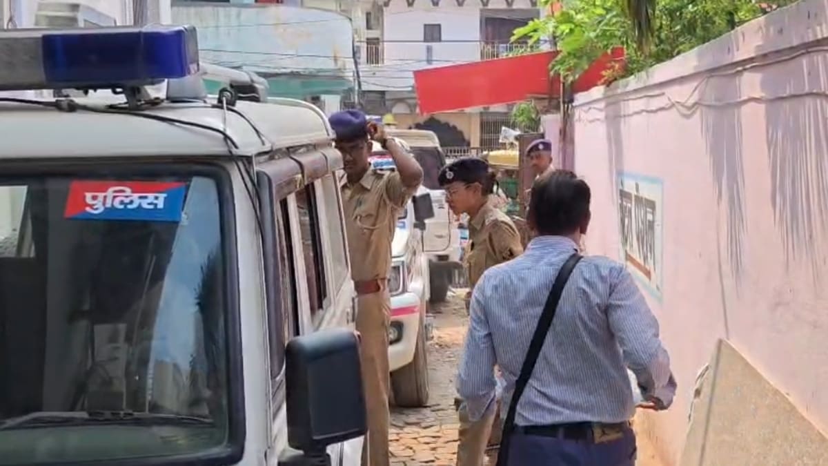 ​छपरा के एक होटल में पुलिस की अचानक छापेमारी, ​कई युवक-युवतियां हिरासत में