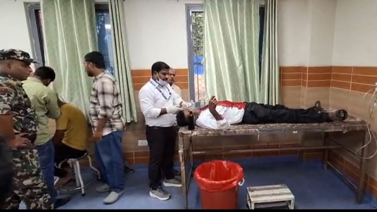 दूध के विवाद में प्रोफेसर पर चाकू से जानलेवा हमला, ​सदर अस्पताल में ईलाज जारी
