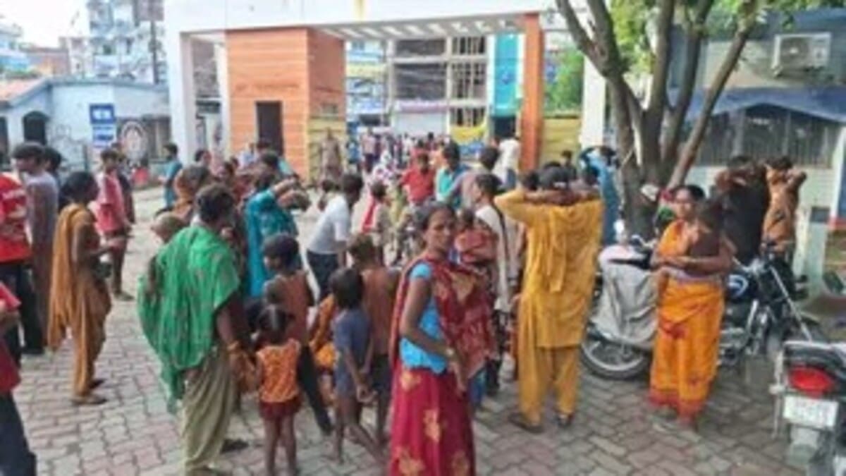 गोपालगंज में तेज रफ्तार ट्रक ने दंपती को रौंदा, मौके पर ही मौत, फीस जमा करने जा रहे थे दोनों