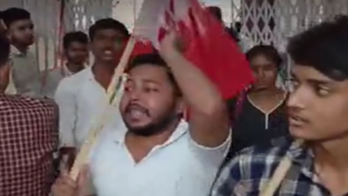 PU में AISF का प्रदर्शन, वीसी के इस्तीफे की मांग पर अड़े छात्र, Gen-Z ने प्रधान का लिया इस्तीफा