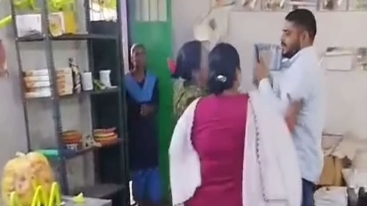 सासाराम के स्कूल में शिक्षक दिवस पर बवाल, दो शिक्षिकाओं ने टीचर को पीटा, वीडियो वायरल