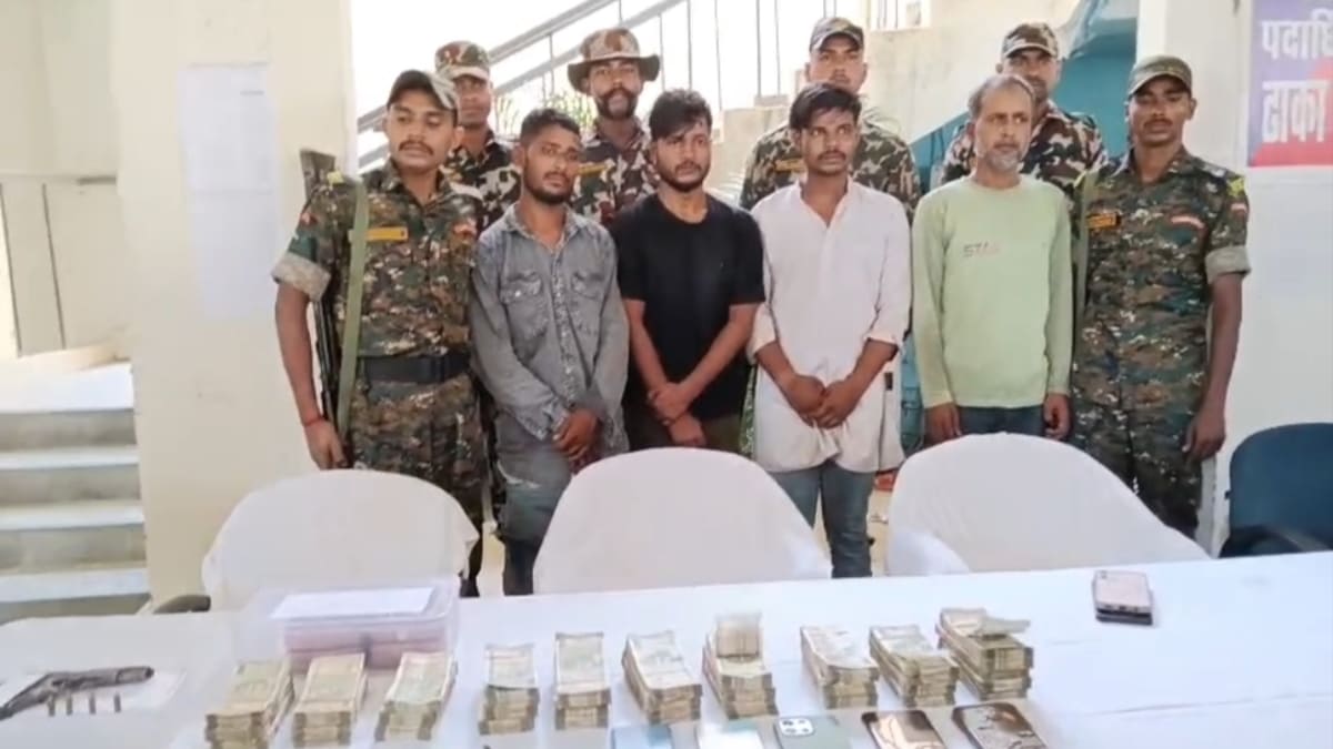 पुलिस ने डकैती करने वाले गिरोह के 4 बदमाशों को दबोचा, 15.50 लाख कैश और चरस बरामद