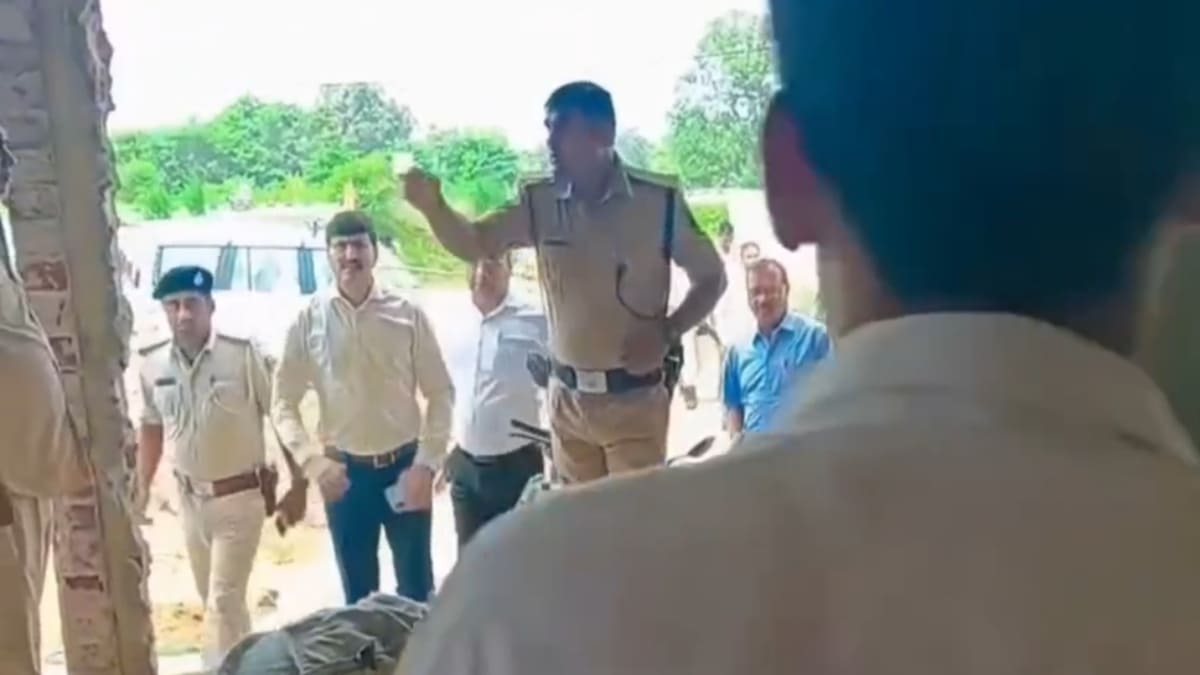 भोजपुर के जिलाधिकारी और एसपी पहुंचे बिलौटी, भरत भूषण तिवारी के परिजनों से की मुलाकात और सुरक्षा व्यवस्था का लिया जायजा