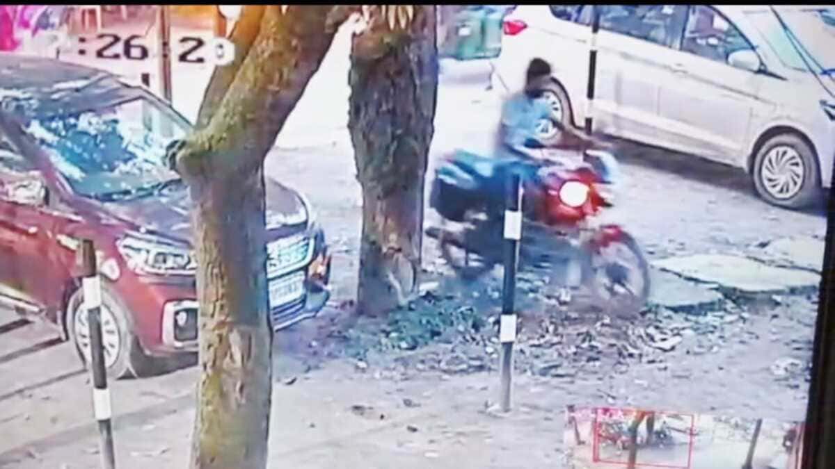 गैराज के सामने से हीरो ग्लैमर लेकर फरार शातिर, सीसीटीवी फुटेज मिलने के बाद भी पुलिस के हाथ खाली