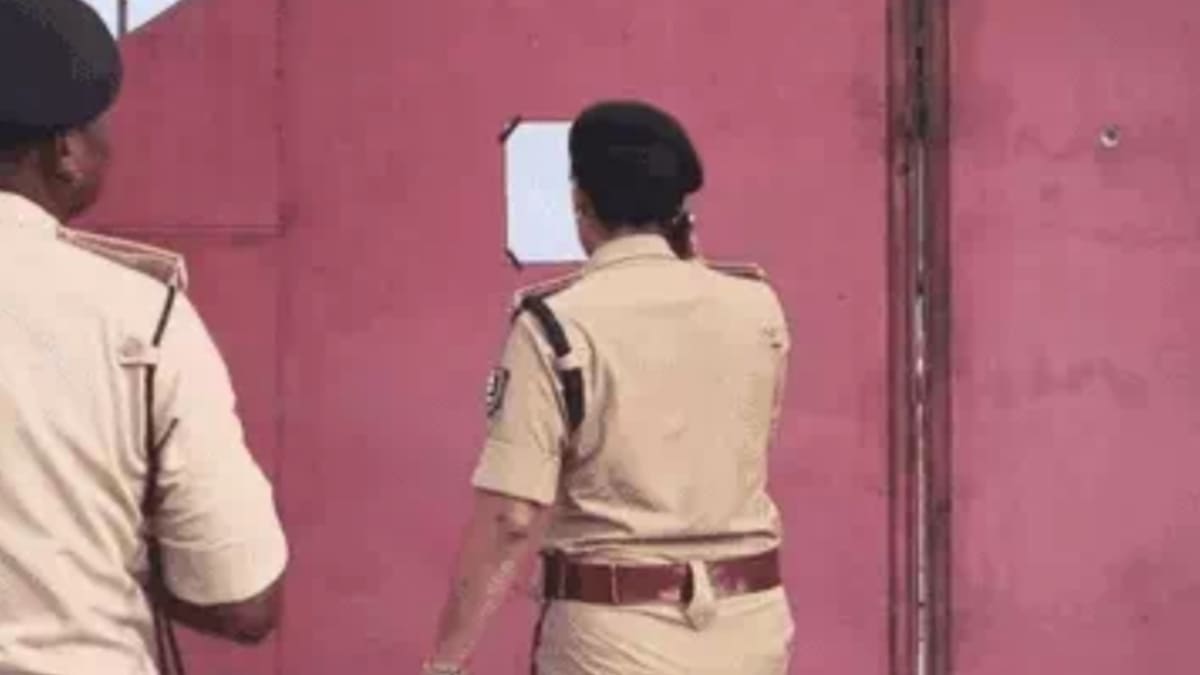 स्कूल गेट पर ताबड़तोड़ फायरिंग, 50 लाख की रंगदारी न देने पर उड़ाने की धमकी, जांच में जुटी पुलिस
