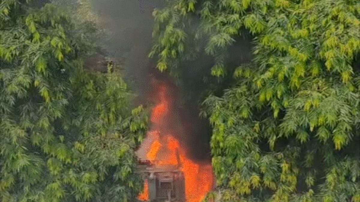 सोन भवन कैंपस के ट्रांसफॉर्मर में लगी भीषण आग, छत से पानी डालकर दमकल कर्मियों ने पाया काबू