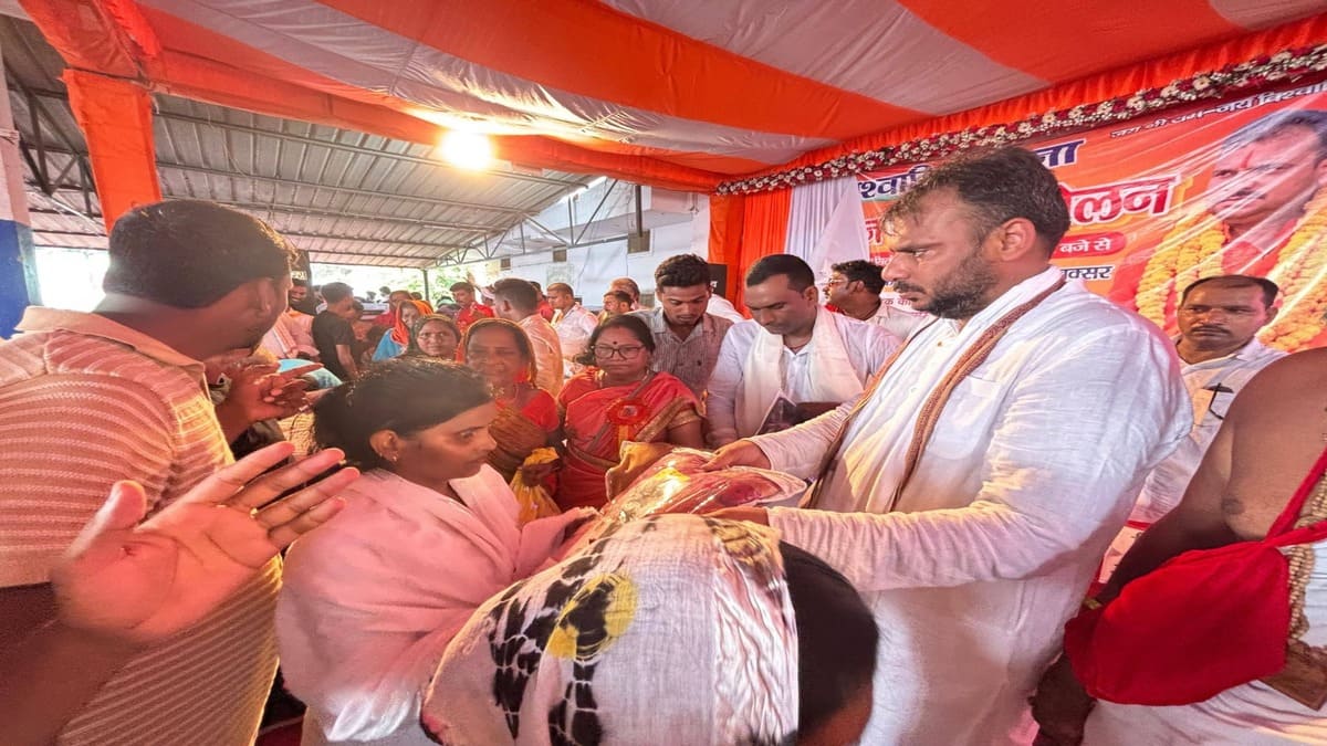 बक्सर में भव्य सनातन गौरव सम्मेलन आयोजित, महिलाओं को साड़ियां और जरूरतमंदों को बांटे गए चश्मे