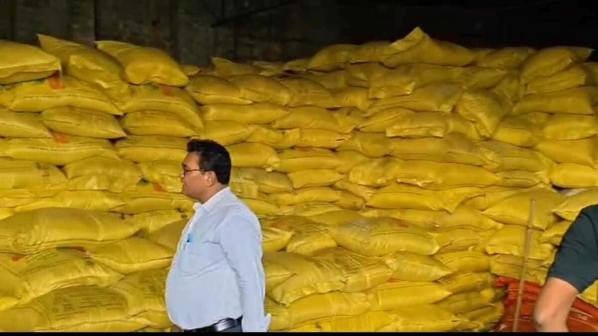 अवैध गोदाम में खाद ही खाद, बड़ी मात्रा में यूरिया उर्वरक देख अधिकारी के उड़े होश, गोदाम सील