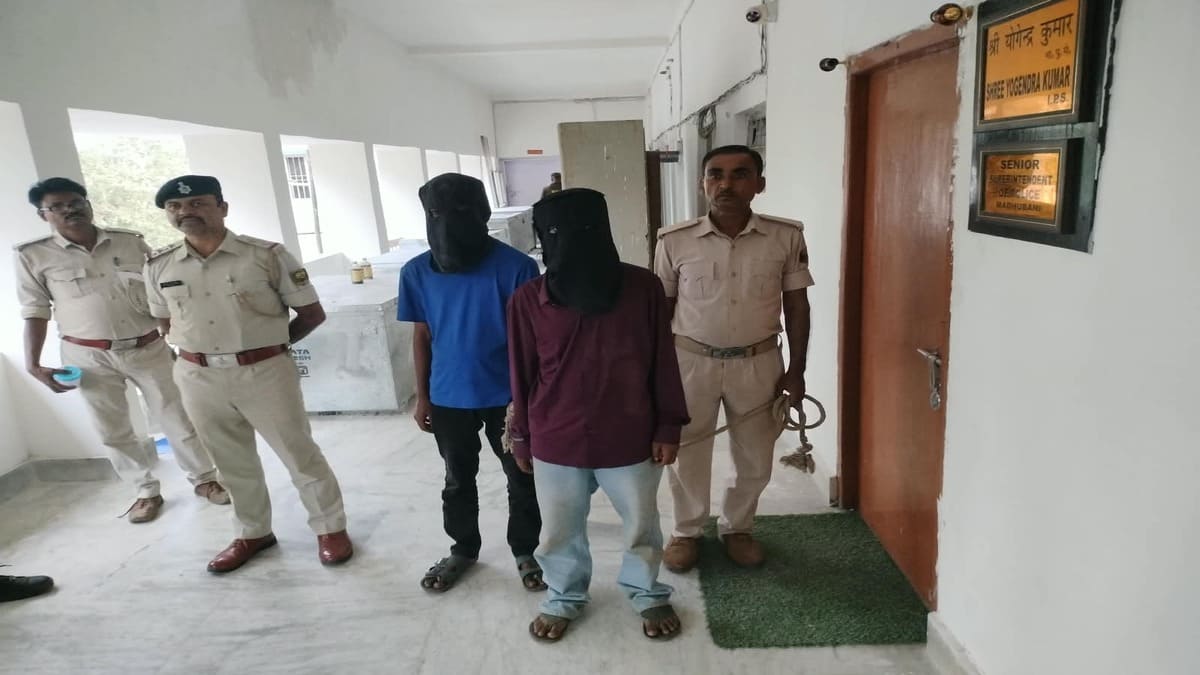 मधुबनी में बाइक सवार चेन लुटेरे गिरफ्तार, लूटा गया माल बरामद
