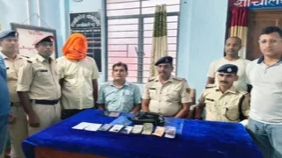 ​चोर ने की ऐसी चालाकी, जिससे बचना था, उसी पुलिस अफसर से मांग बैठा टिकट, फिर जो हुआ… उड़ गए होश!