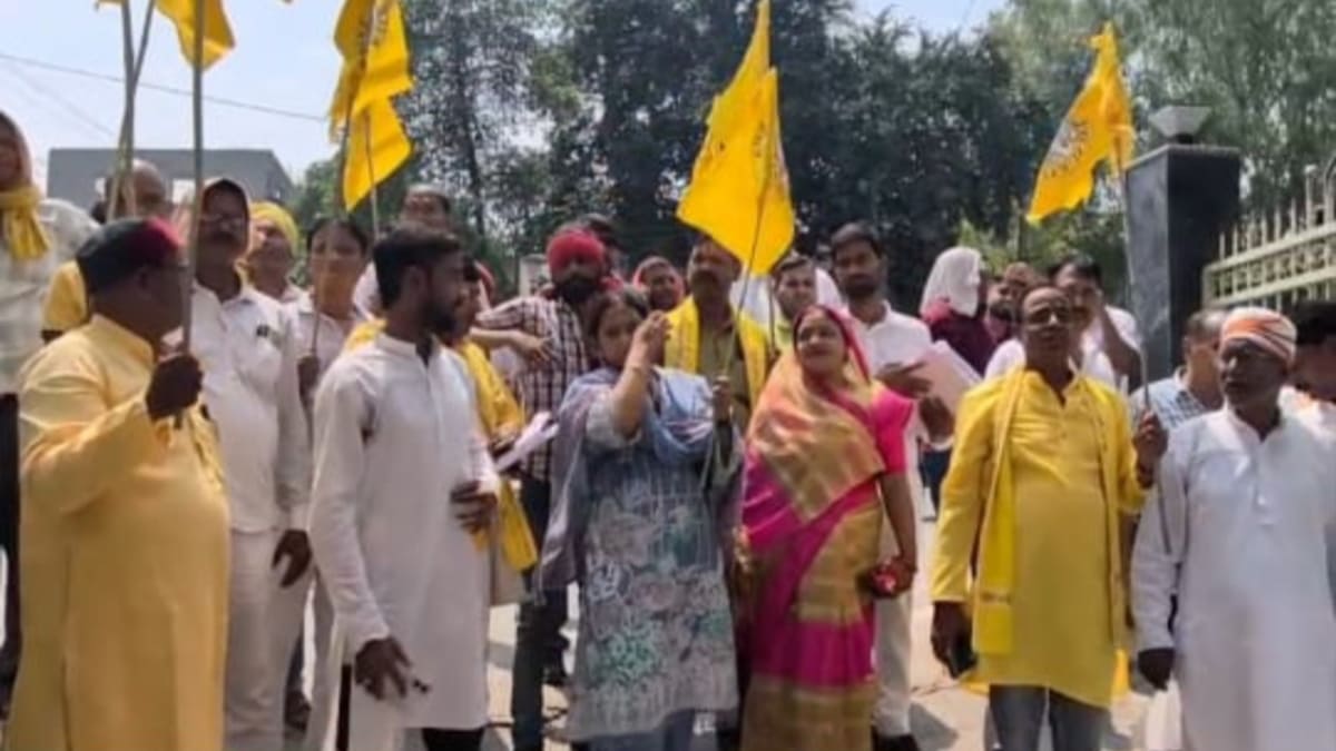 जन सुराज पार्टी का नगर निगम कार्यालय पर जोरदार प्रदर्शन, जल जमाव और गंदगी को लेकर अल्टीमेटम