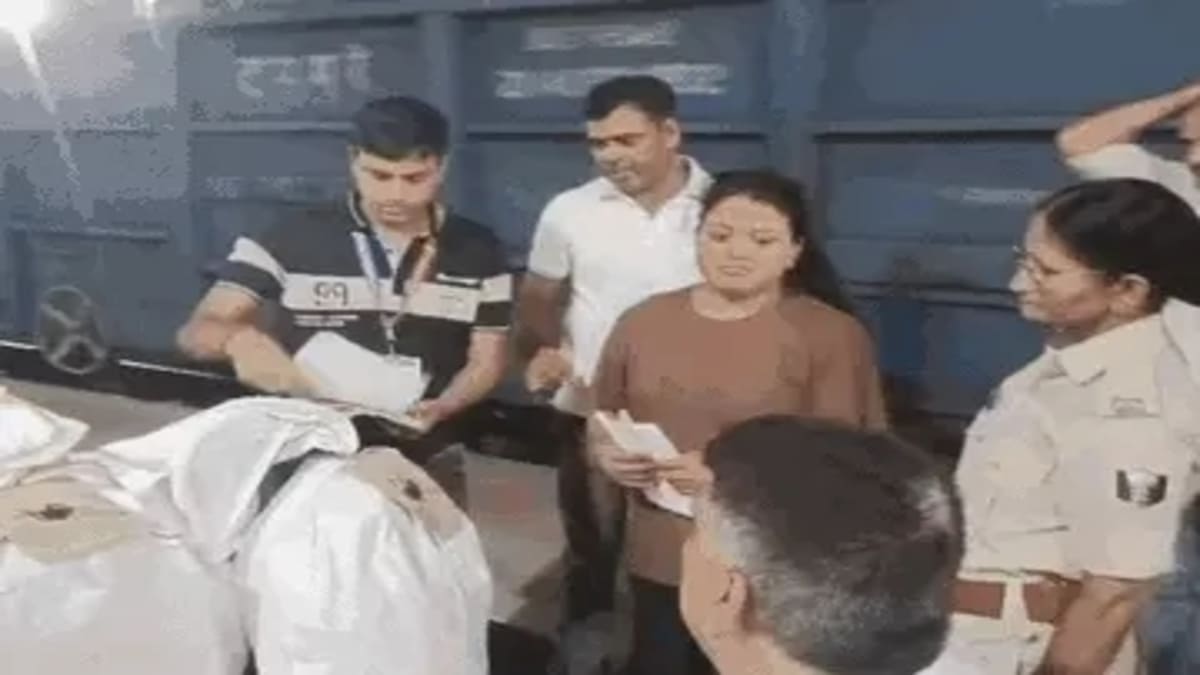 तेजस राजधानी एक्सप्रेस से महिला तस्कर गिरफ्तार, 15 किलो गांजे के साथ गया जंक्शन पर पकड़ाई
