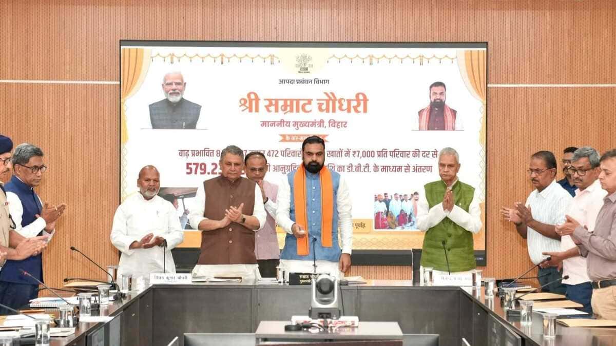 बिहार के 8.27 लाख बाढ़ पीड़ित परिवारों के बैंक खातों में भेजे 7-7 हजार रुपए, जानें अधिकारियों से क्या बोले सीएम