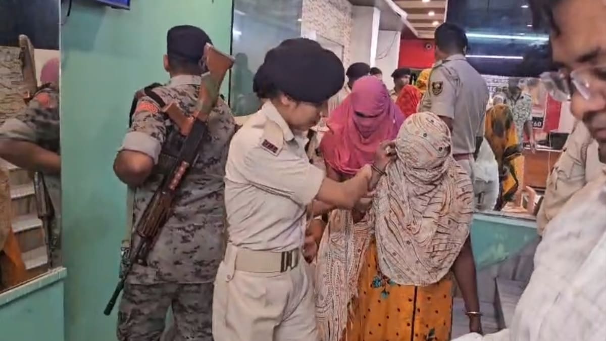 रोहतास में जिस्मफरोशी के काले कारोबार का भंडाफोड़, होटल से आपत्तिजनक हालत में महिला – पुरुष गिरफ्तार