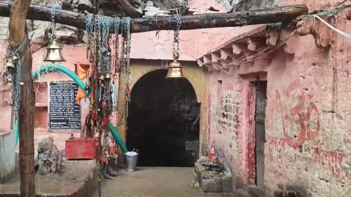 कैमूर पहाड़ी की गुफाओं में जलभराव, सासाराम के प्रसिद्ध गुप्ता धाम में श्रद्धालुओं के प्रवेश पर रोक