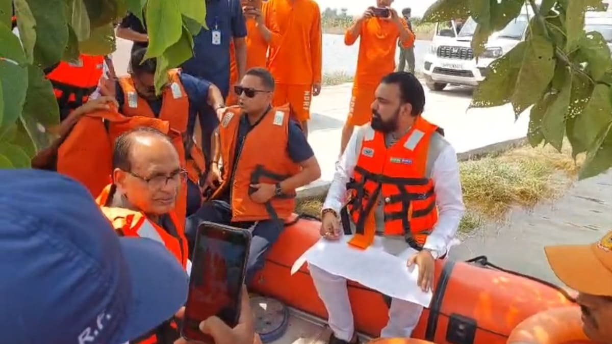 केंद्रीय मंत्री शिवराज और सीएम सम्राट ने राघोपुर में बाढ़ से बर्बाद फसलों का किया दौरा