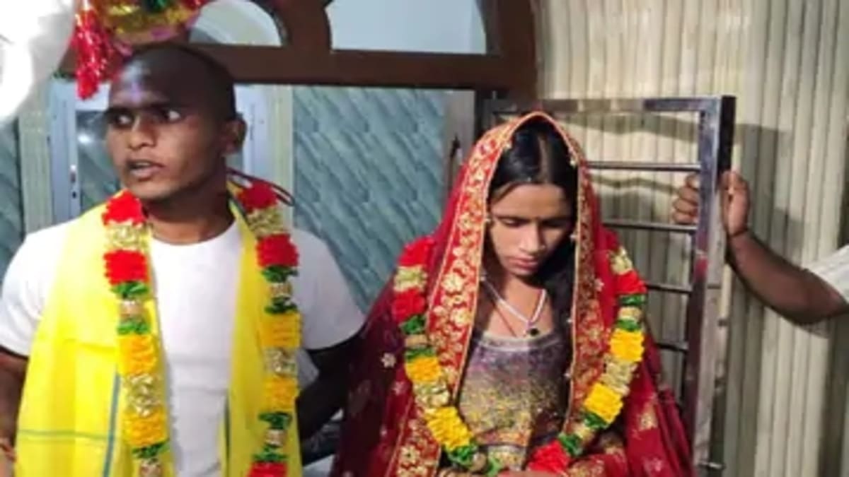आधी रात का ड्रामा और मंदिर के फेरे, छिपकर मिलते पकड़े गए प्रेमी-जोड़े की ग्रामीणों ने कराई अनोखी शादी!