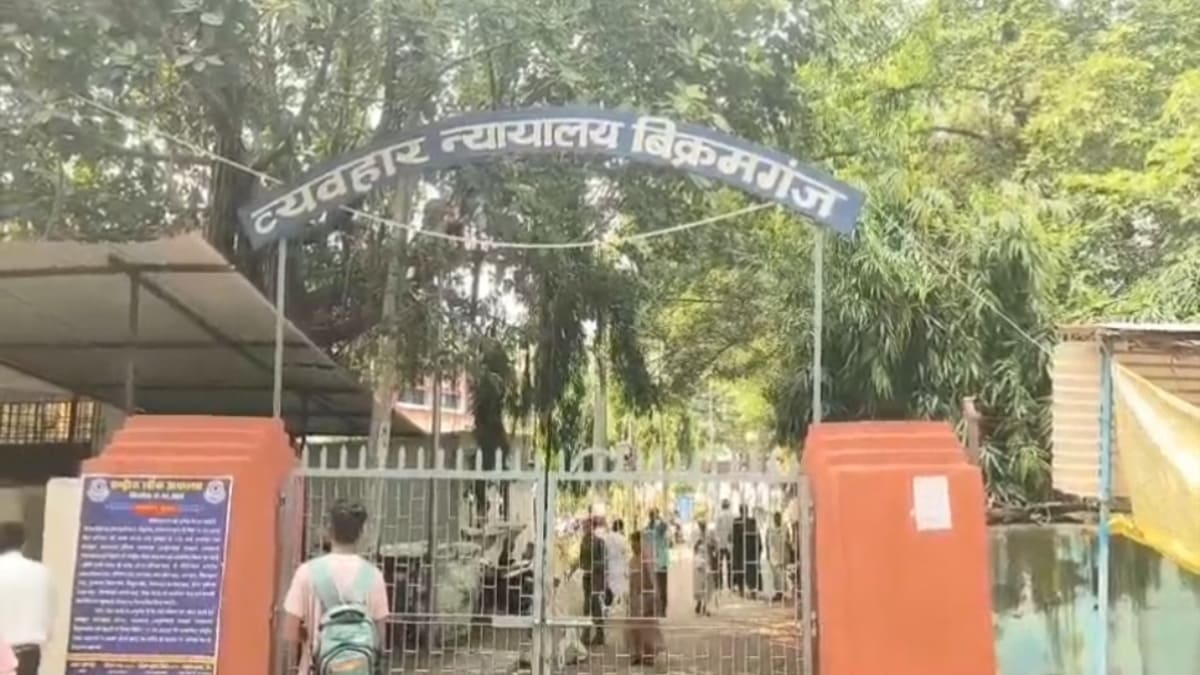 कोर्ट में संदिग्ध स्थिति में तीन युवक गिरफ्तार, खिलौना नुमा बंदूक और धारदार हथियार बरामद