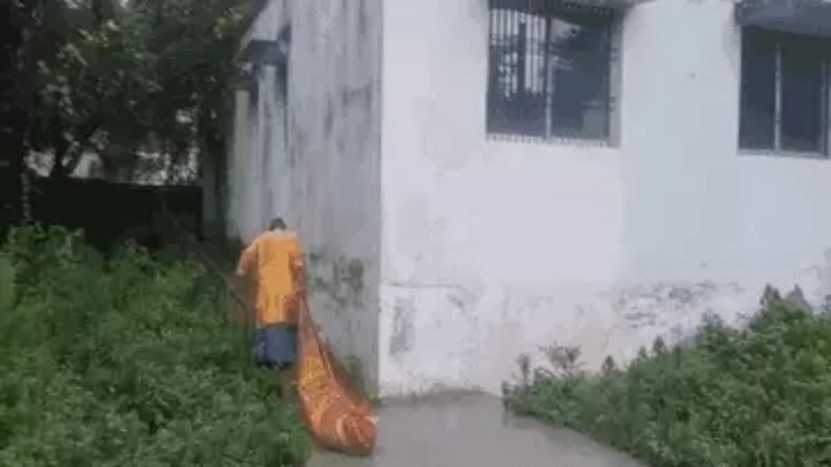 पोस्टमॉर्टम हाउस के बाहर शव घसीटने का वीडियो वायरल, जानिए क्या है पूरा मामला