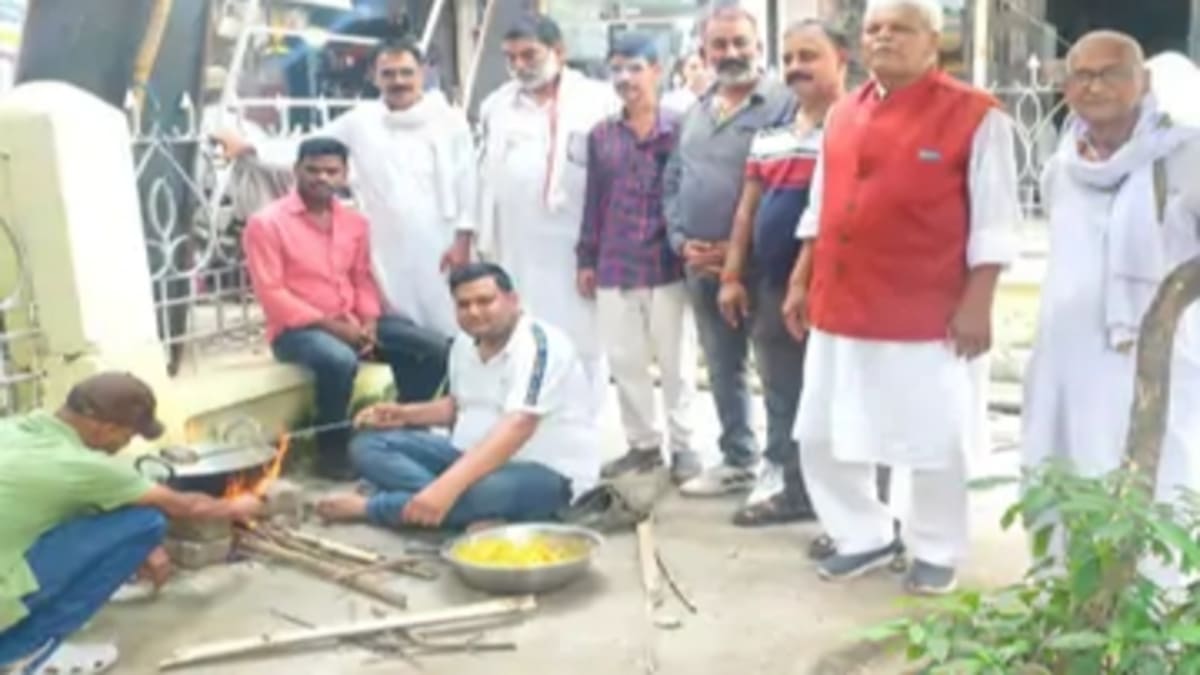 गयाजी में कांग्रेस ने मनाया राष्ट्रीय बेरोजगार दिवस, पकौड़ी-चाय बेचकर और जूते पॉलिश कर केंद्र सरकार से मांगा रोजगार का हिसाब!