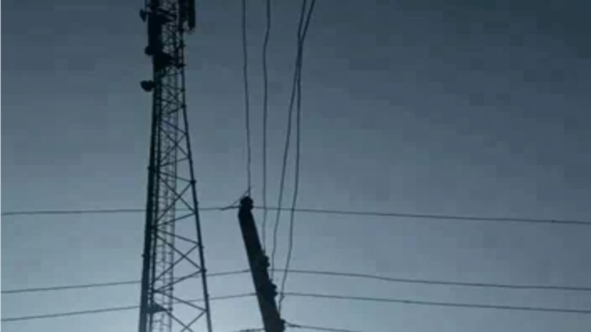 युवक का अनोखा ड्रामा, प्रेमिका से शादी की जिद में मोबाइल टावर पर चढ़ा प्रेमी, हां सुनने के बाद उतरा नीचे