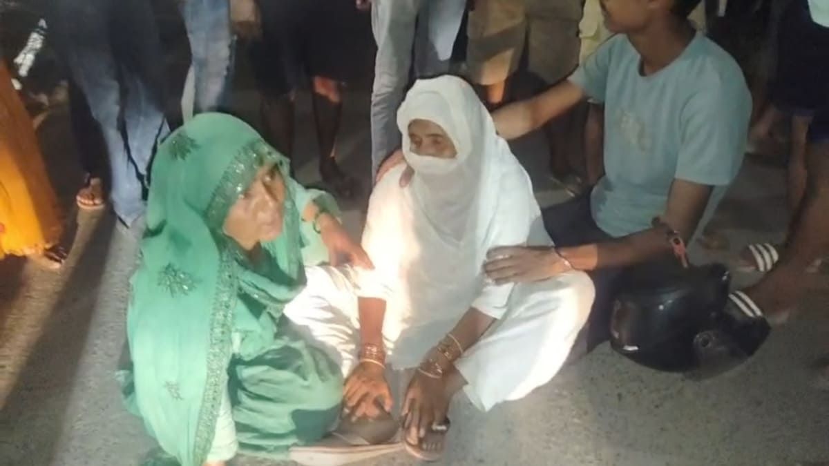 मोतिहारी में शिक्षक की संदिग्ध मौत से मचा बवाल, सदर अस्पताल के गेट पर शव रखकर सड़क जाम
