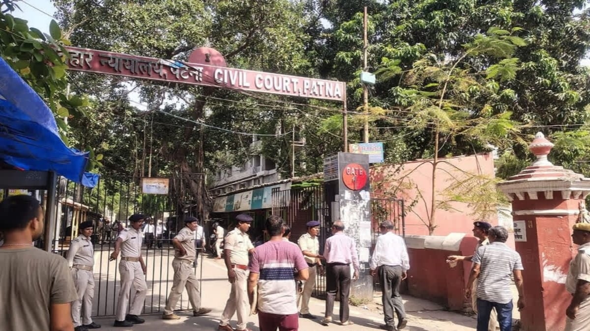 पटना सिविल कोर्ट! ईमेल से आई बम की धमकी, मुख्य द्वार सील और चप्पे-चप्पे पर चल रहा सर्च ऑपरेशन