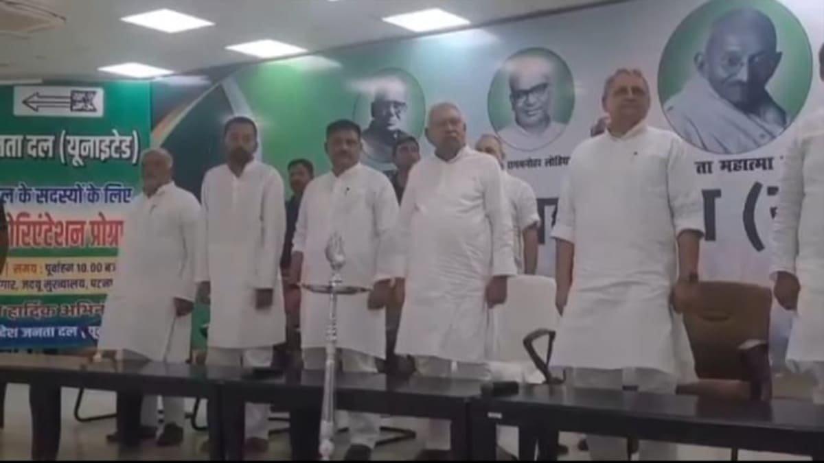 जेडीयू मीटिंग में नीतीश कुमार के उंगली दिखाने पर भड़की रोहिणी आचार्य, कहा – चाचा जी ऐसे मत कीजिए..