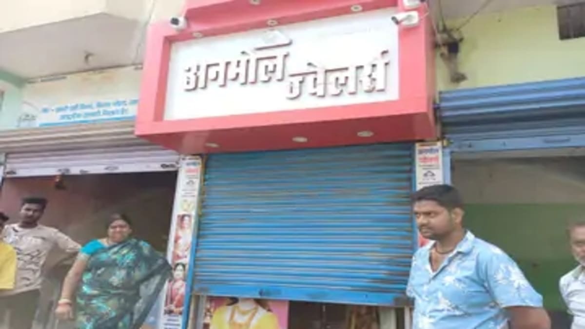 ​अनमोल ज्वेलरी में चोरी, ताला तोड़कर चार लाख से ज्यादा के जेवरात और नकदी ले उड़े चोर