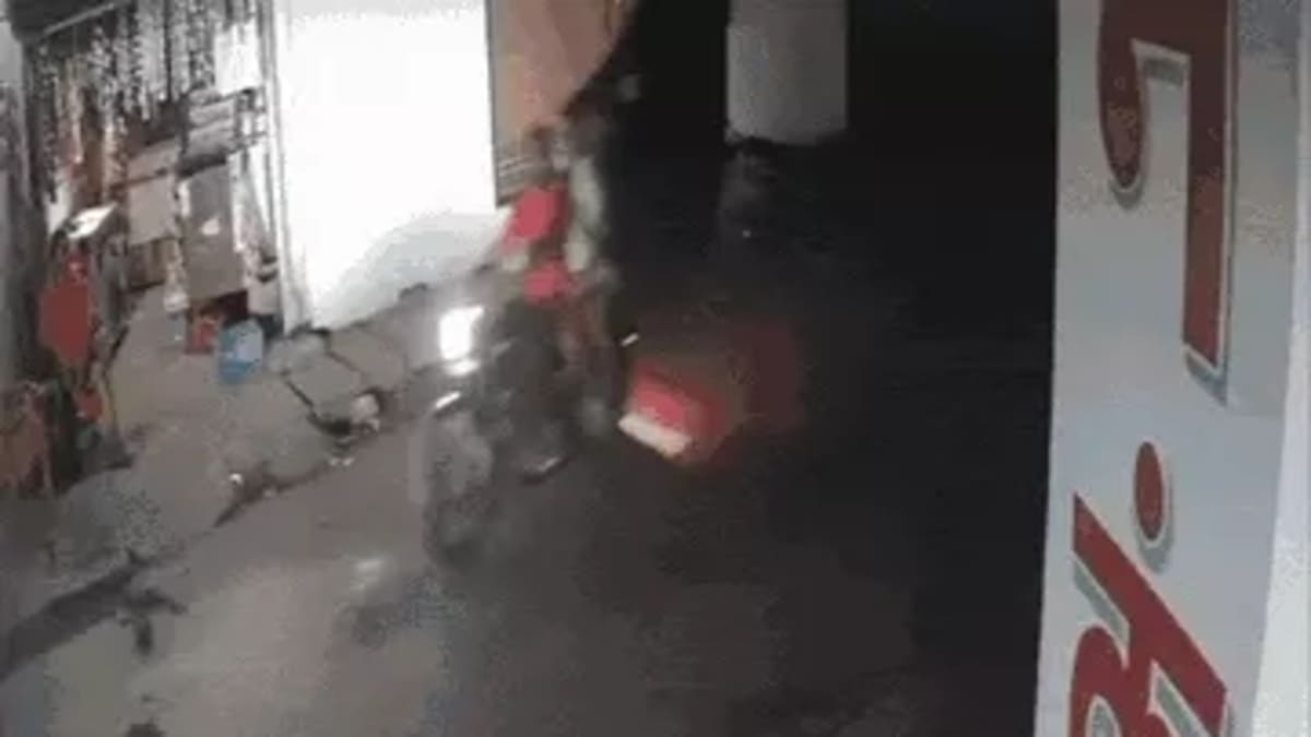 मर्चेंट नेवी ऑफिसर पर जानलेवा हमले का वीडियो, शराब विवाद में बीच-बचाव करने पर बाइक सवार बदमाशों ने मारी गोली