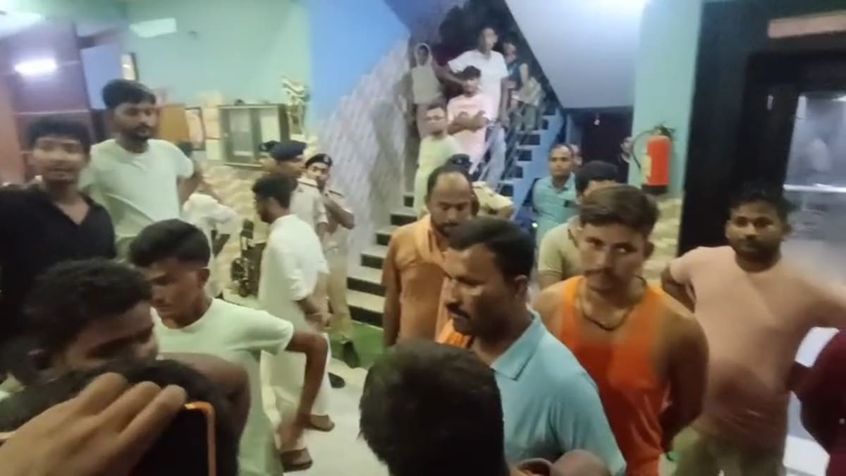 प्रसूता की मौत पर हाई-वोल्टेज ड्रामा, डॉ. की लापरवाही पर फूटा परिजनों का गुस्सा, जानिए क्या है पूरा मामला!