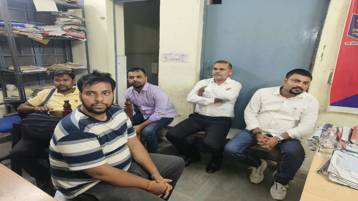 मोतिहारी में पंजाब नेशनल बैंक के 4 बैंककर्मियों समेत 5 गिरफ्तार, बंद कमरे में चल रही थी शराब पार्टी