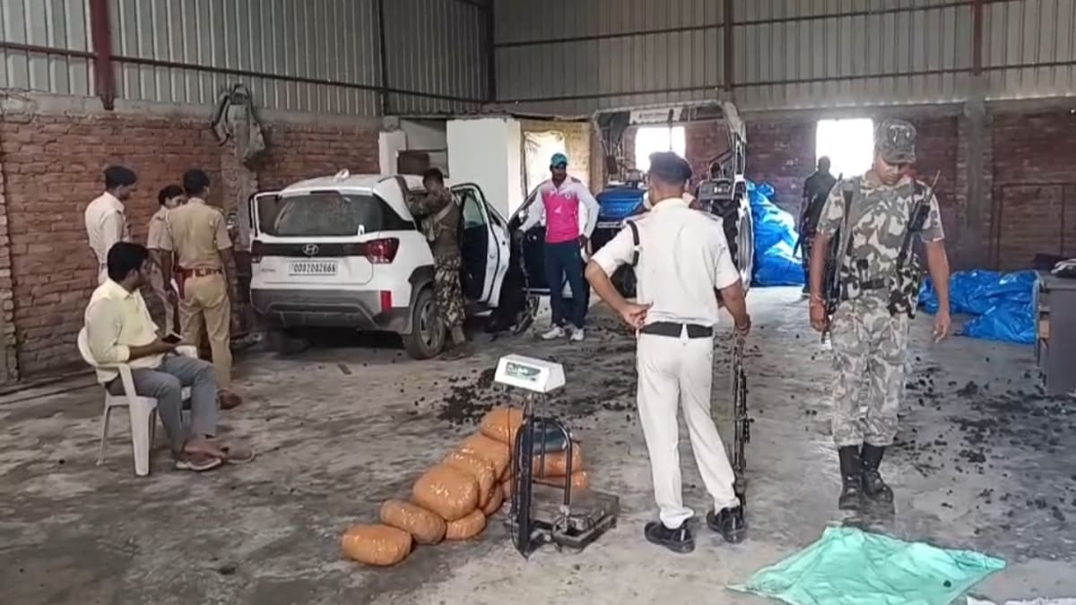 प्लास्टिक पाइप फैक्ट्री की आड़ में चल रहा था गांजा तस्करी, कार के साथ एक गिरफ्तार