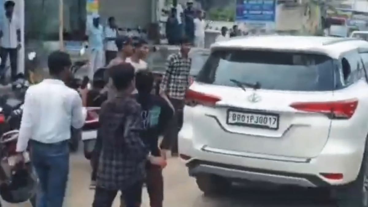 ​नालंदा में भोजपुरी अभिनेत्री काजल राघवानी के कार्यक्रम में हंगामा, गाड़ी पर पथराव
