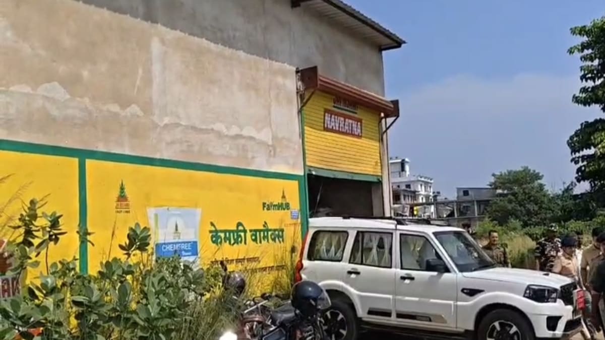 खाद की कालाबाजारी के खिलाफ प्रशासन की छापेमारी, संचालक के खिलाफ एफआईआर दर्ज
