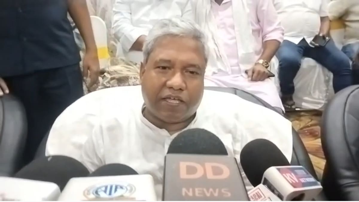 डरो मत, आरक्षण खत्म नहीं होगा… संतोष सुमन बोले- असली हकूमत पाने के लिए आंकड़ों पर हो समीक्षा